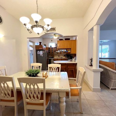 Welcome To The Unpretentious And Breezy Graceville, Steps Away From The Beach Saint James Luaran gambar