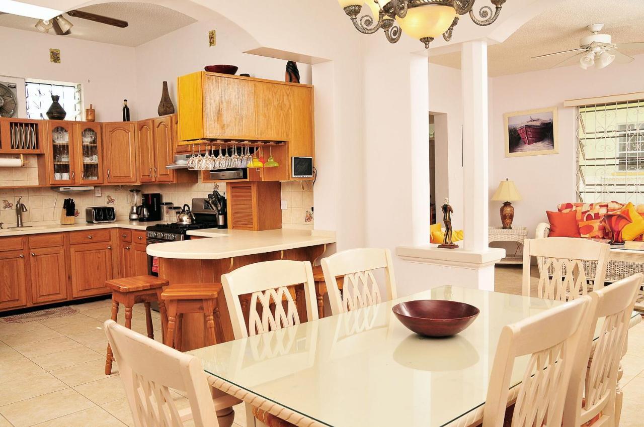Welcome To The Unpretentious And Breezy Graceville, Steps Away From The Beach Saint James Luaran gambar