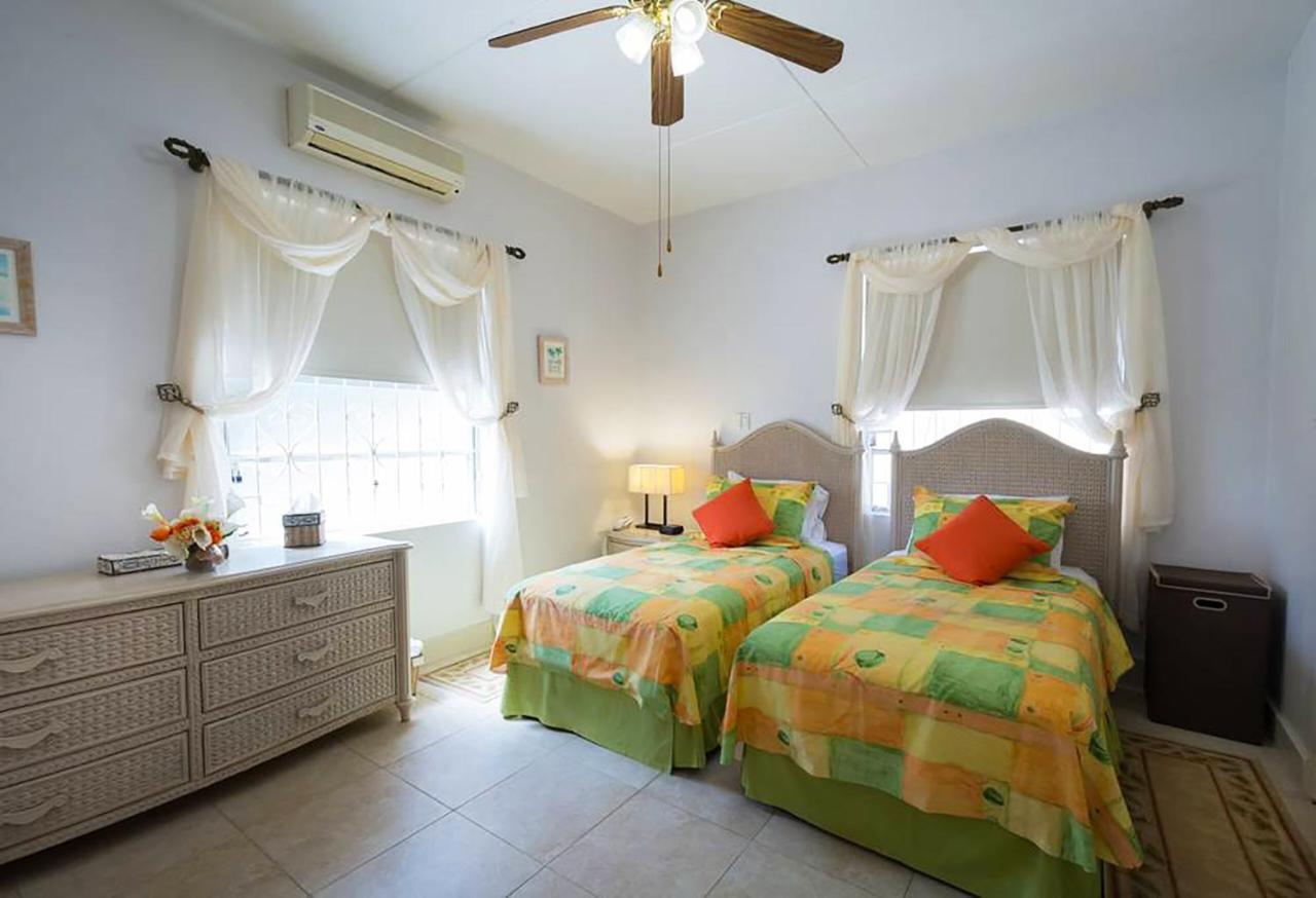 Welcome To The Unpretentious And Breezy Graceville, Steps Away From The Beach Saint James Luaran gambar