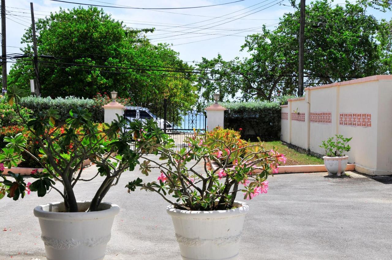 Welcome To The Unpretentious And Breezy Graceville, Steps Away From The Beach Saint James Luaran gambar