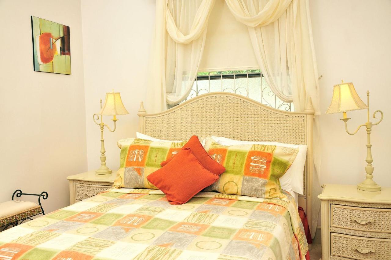 Welcome To The Unpretentious And Breezy Graceville, Steps Away From The Beach Saint James Luaran gambar