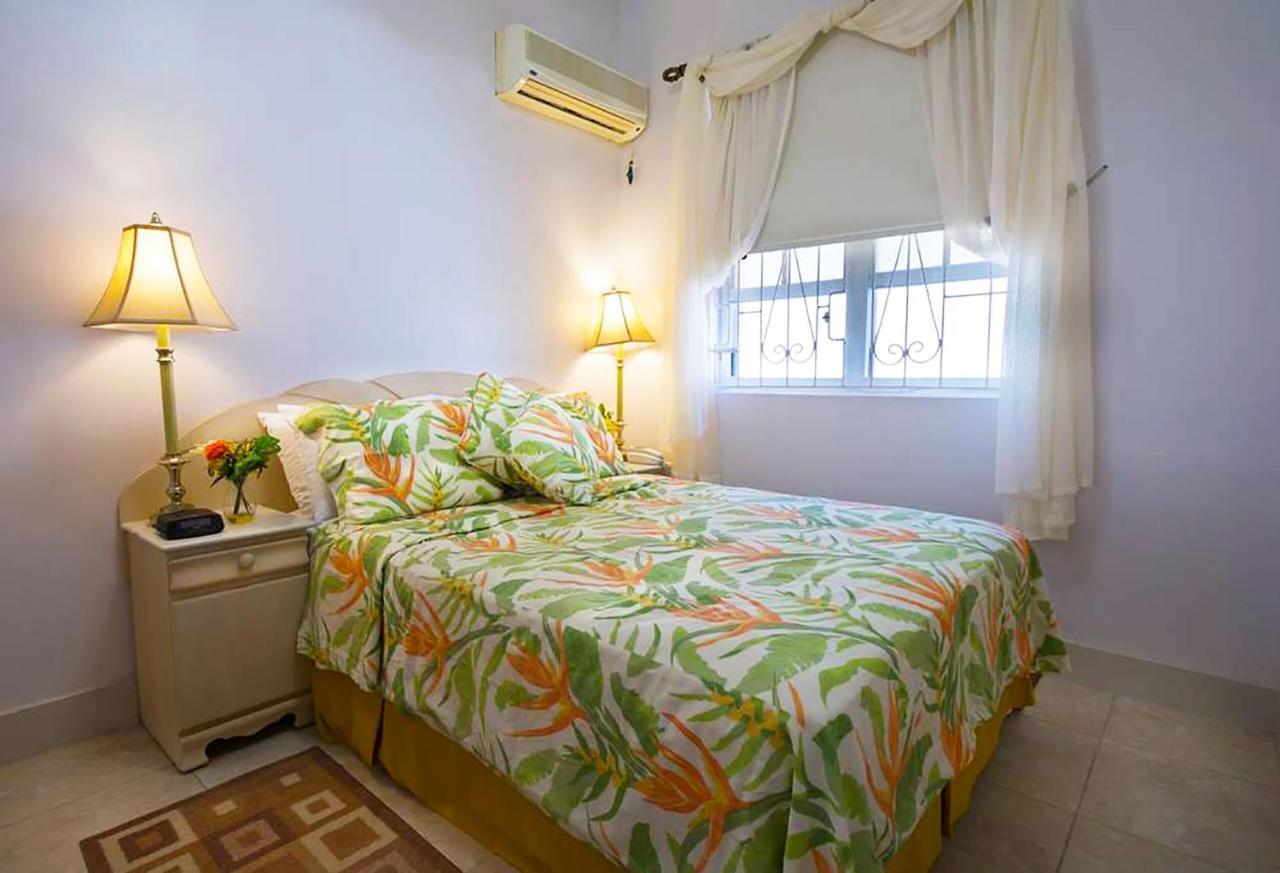 Welcome To The Unpretentious And Breezy Graceville, Steps Away From The Beach Saint James Luaran gambar