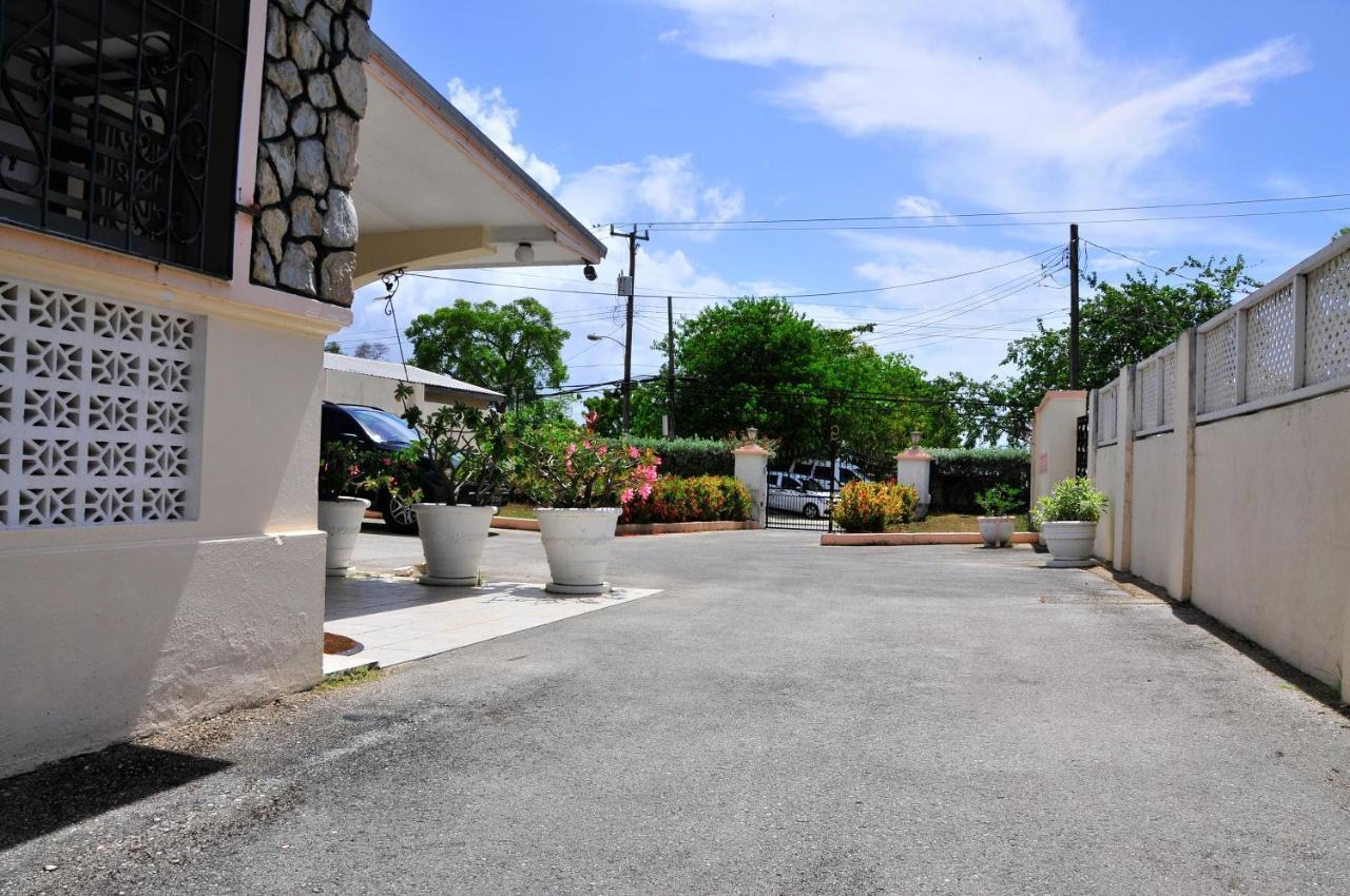 Welcome To The Unpretentious And Breezy Graceville, Steps Away From The Beach Saint James Luaran gambar