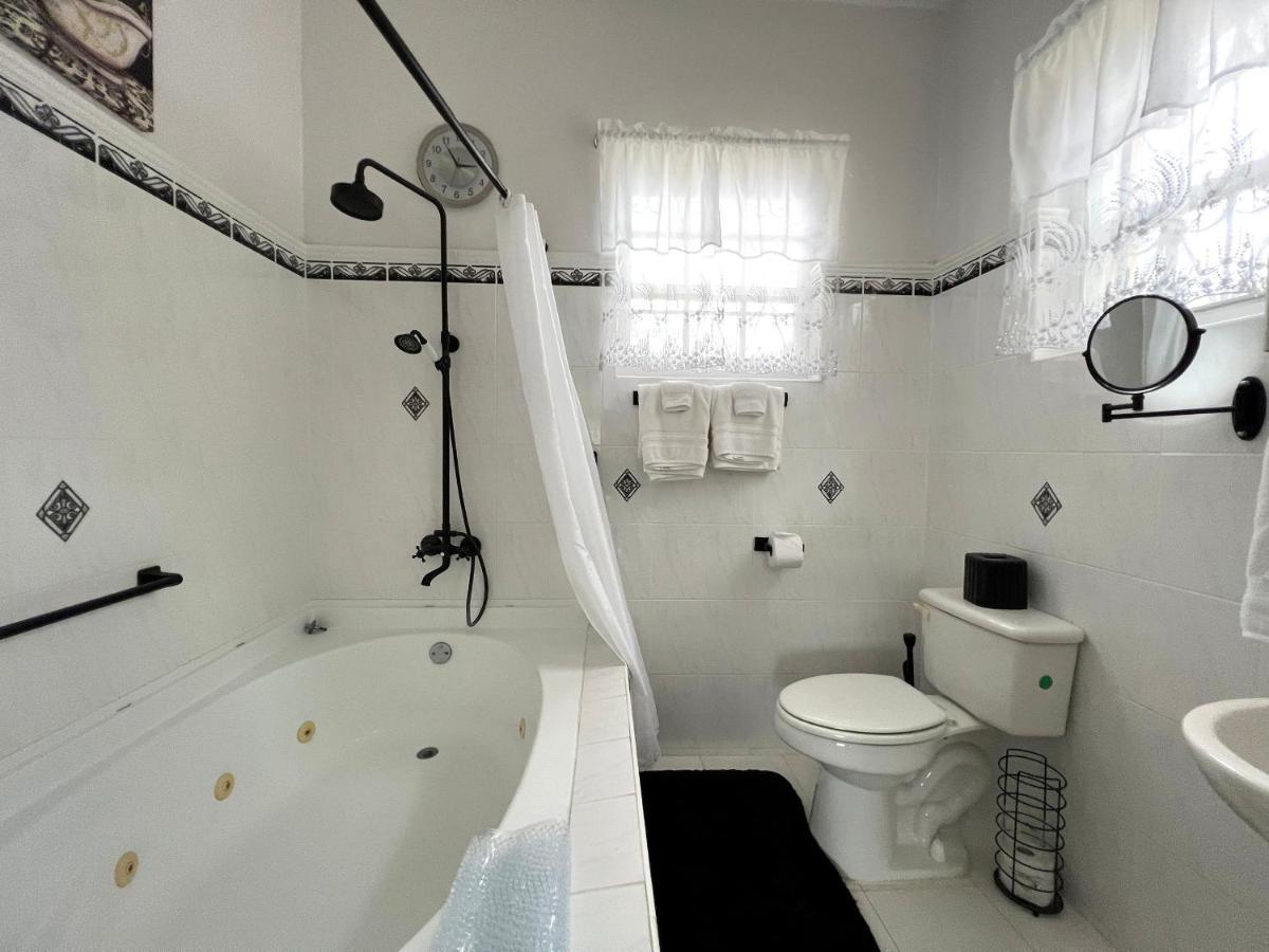 Welcome To The Unpretentious And Breezy Graceville, Steps Away From The Beach Saint James Luaran gambar